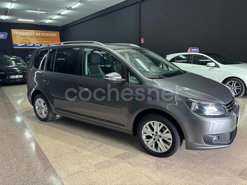 Usado VW Touran Advance 105 CV (77 kW) 2014 Gris / plata Monovolumen