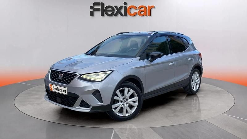 Usado Seat Arona Xperience 110 CV (80 kW) 2022 Gris SUV