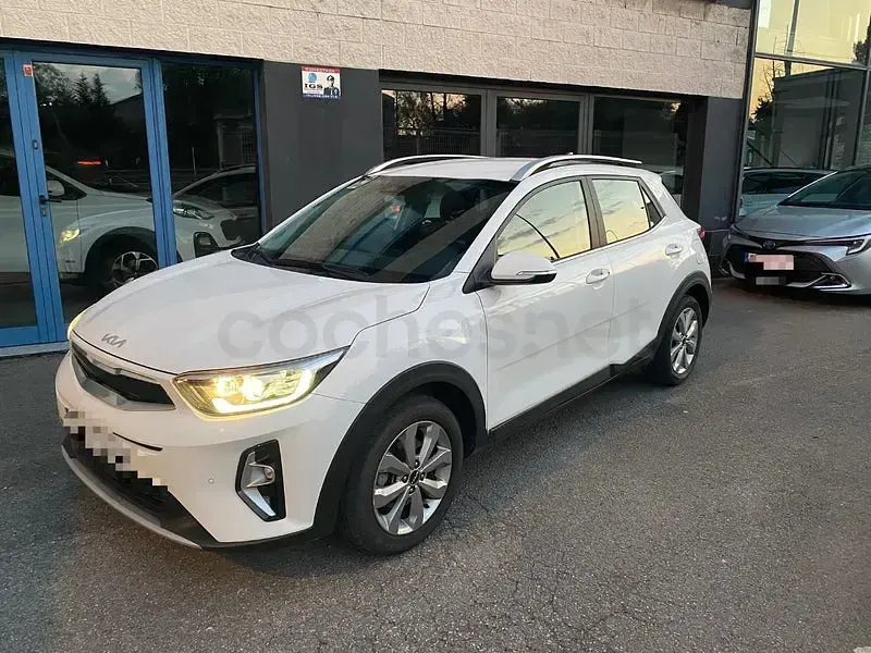Usado Kia Stonic 100 CV (73 kW) 2022 Blanco SUV