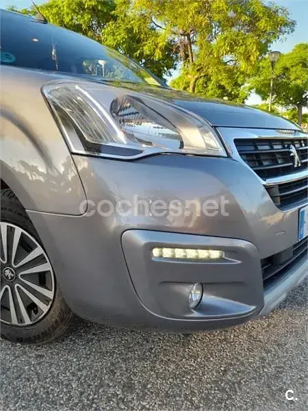 Usado Peugeot Partner Tepee Style 100 CV (73 kW) 2016 Gris / plata Monovolumen