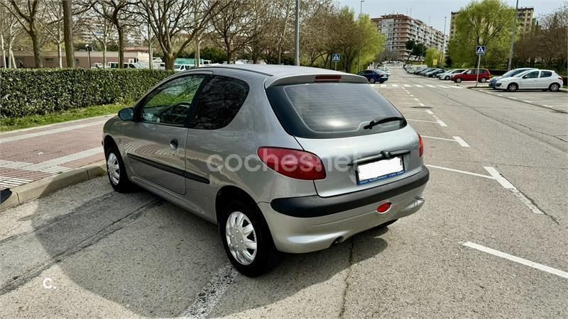 Usado Peugeot 206 75 CV (55 kW) 2000 Gris / plata Berlina