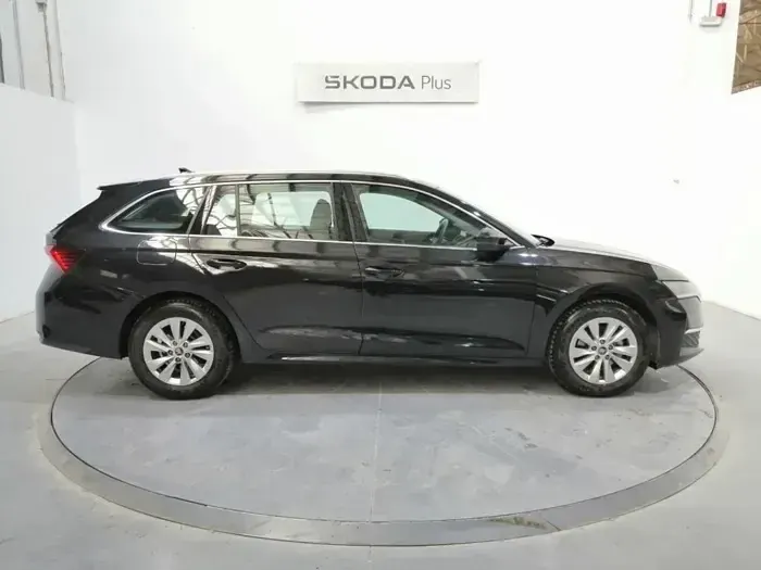 Usado Skoda Octavia Selection 150 CV (110 kW) 2025 Negro Familiar