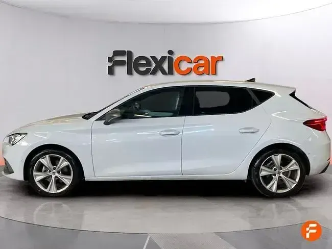 Usado Seat Leon Style 110 CV (80 kW) 2024 Blanco Berlina