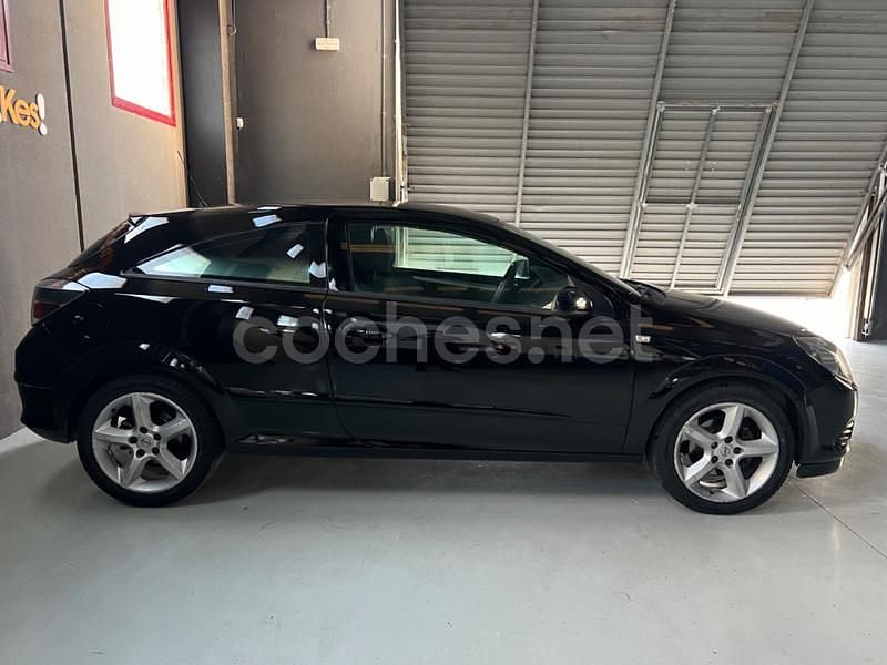 Usado Opel Astra GTC Enjoy 100 CV (73 kW) 2007 Negro Berlina