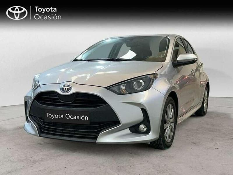Gris Usado 2024 Toyota Yaris Hybrid Active Berlina | 20.550 € (Buen precio) - Imagen 1/4