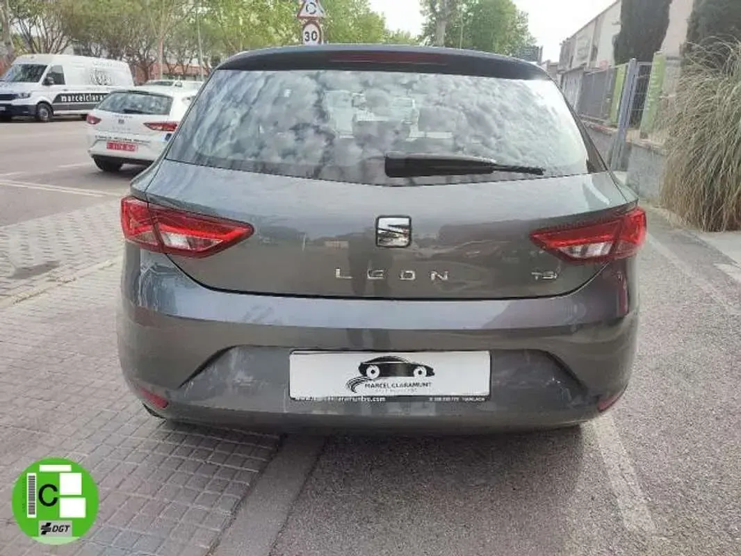 Usado Seat Leon Style 150 CV (110 kW) 2015 Gris Familiar