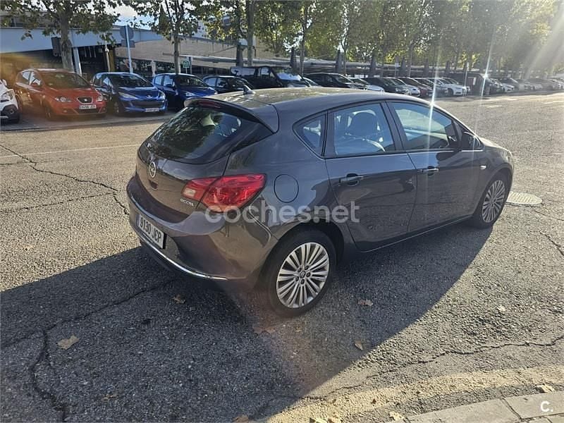 Gris / plata Usado 2015 Opel Astra Selective Berlina | 6000 € (Buen precio) - Imagen 1/4