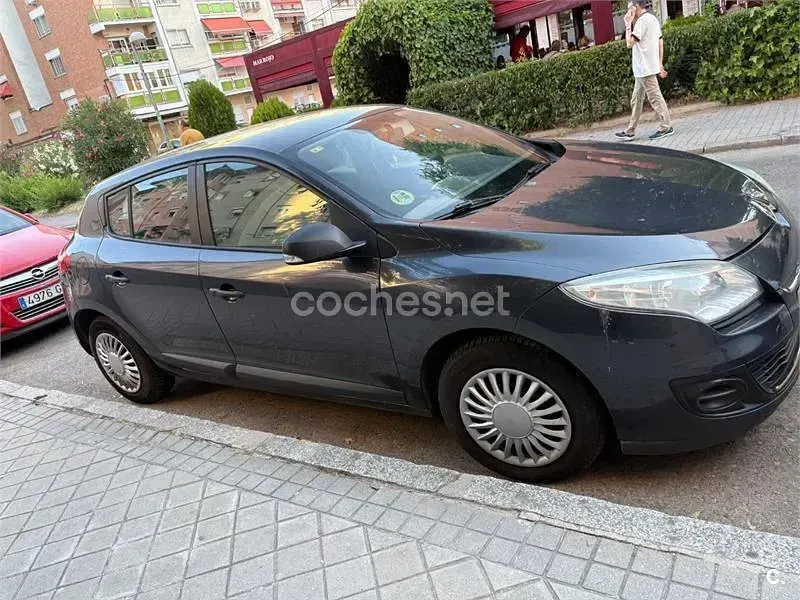 Usado Renault Mégane Authentique 90 CV (66 kW) 2012 Gris / plata Berlina