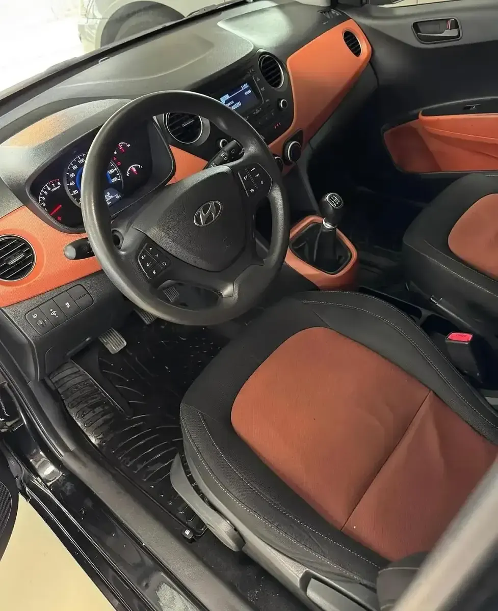 Usado Hyundai i10 66 CV (48 kW) 2014 Negro Utilitario