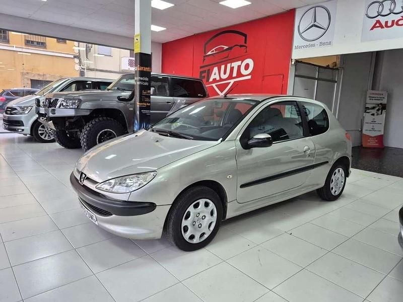 Usado Peugeot 206 69 CV (50 kW) 2005 Plateado Utilitario