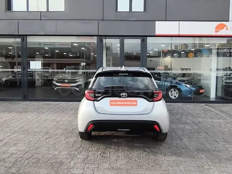 Usado Toyota Yaris 125 CV (91 kW) 2023 Gris / plata Utilitario