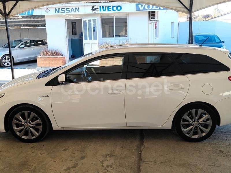 Usado Toyota Auris Hybrid Advance 136 CV (100 kW) 2015 Blanco Familiar