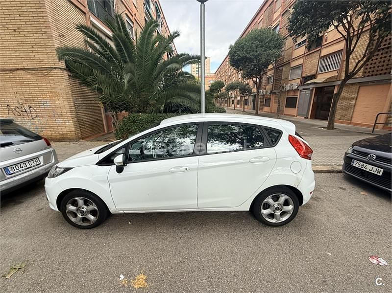 Usado Ford Fiesta Trend 68 CV (50 kW) 2010 Blanco Utilitario