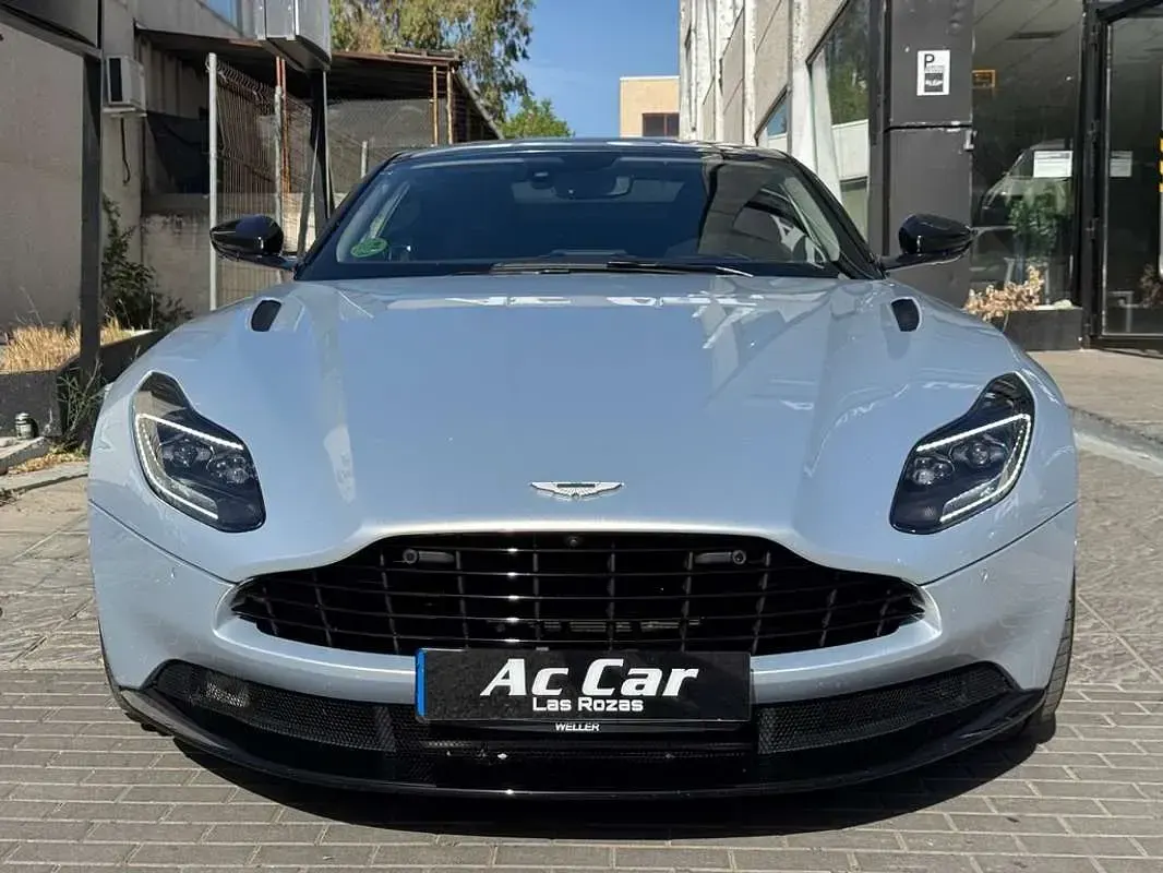 Usado Aston Martin DB11 510 CV (375 kW) 2019 Gris Coupe