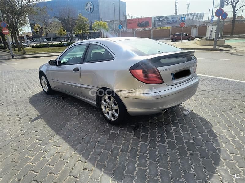 Usado Mercedes C200 163 CV (119 kW) 2001 Gris / plata Berlina