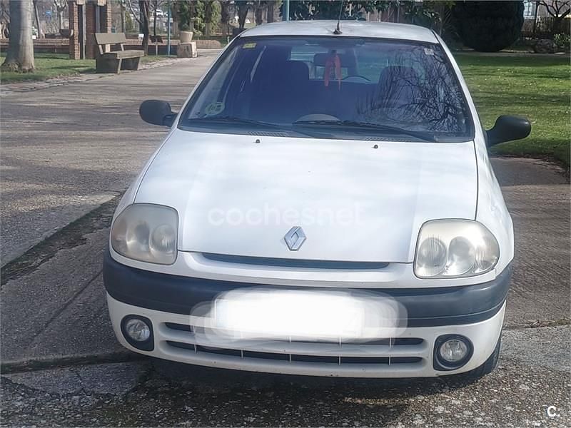 Usado Renault Clio II 60 CV (44 kW) 2001 Blanco Berlina
