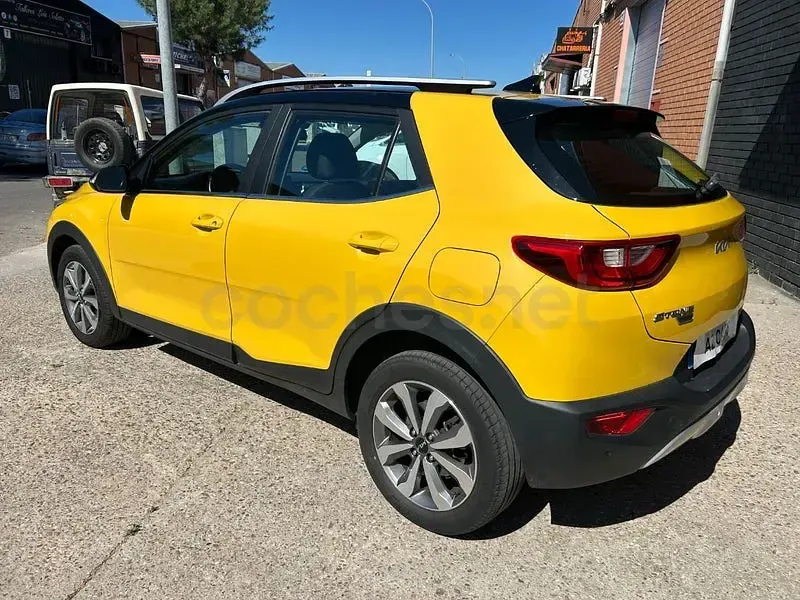 Usado Kia Stonic 120 CV (88 kW) 2022 Amarillo SUV