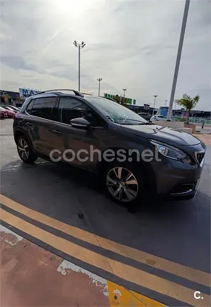 Usado Peugeot 2008 Allure 110 CV (80 kW) 2017 Gris / plata SUV
