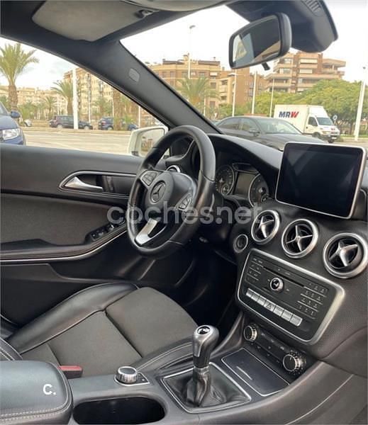 Usado Mercedes A180 Urban 109 CV (80 kW) 2016 Gris / plata Berlina