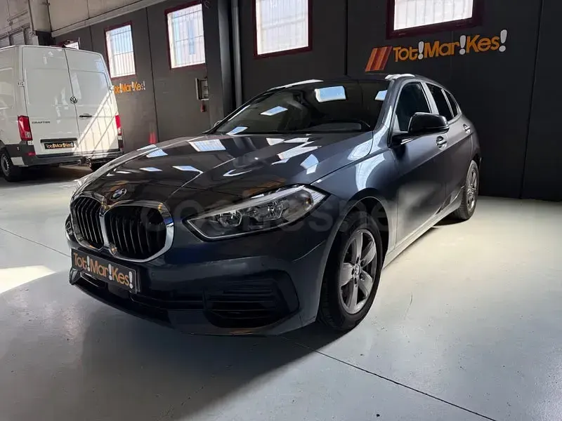 Usado BMW 118 140 CV (102 kW) 2020 Gris / plata Berlina