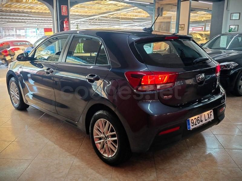 Usado Kia Rio 90 CV (66 kW) 2017 Gris / plata Berlina