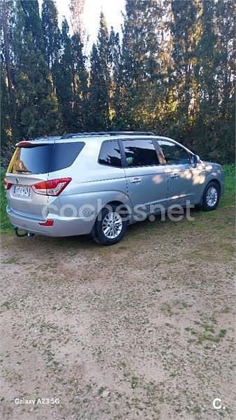 Usado Ssangyong (KGM) Rodius 155 CV (114 kW) 2014 Gris / plata Monovolumen
