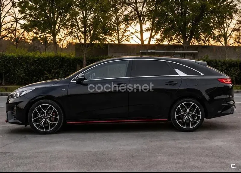 Usado Kia ProCeed GT-Line 140 CV (102 kW) 2019 Negro Familiar