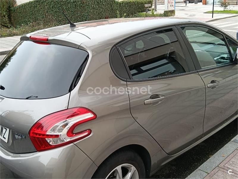 Usado Peugeot 208 Style 92 CV (67 kW) 2014 Beige Utilitario