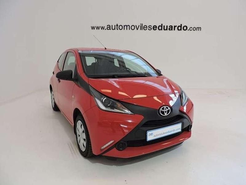 Usado Toyota Aygo X-play 72 CV (52 kW) 2017 Rojo Utilitario