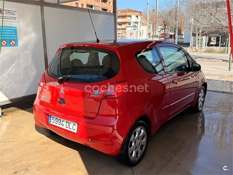 Usado Mitsubishi Colt Inform 95 CV (69 kW) 2006 Rojo Berlina