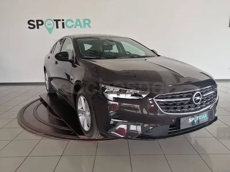Usado Opel Insignia Business 122 CV (89 kW) 2022 Gris / plata Berlina