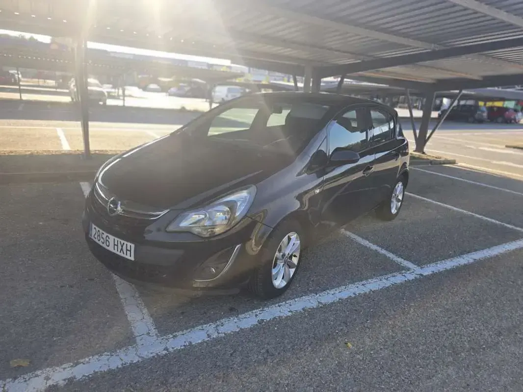 Usado Opel Corsa Selective 86 CV (63 kW) 2014 Negro Utilitario
