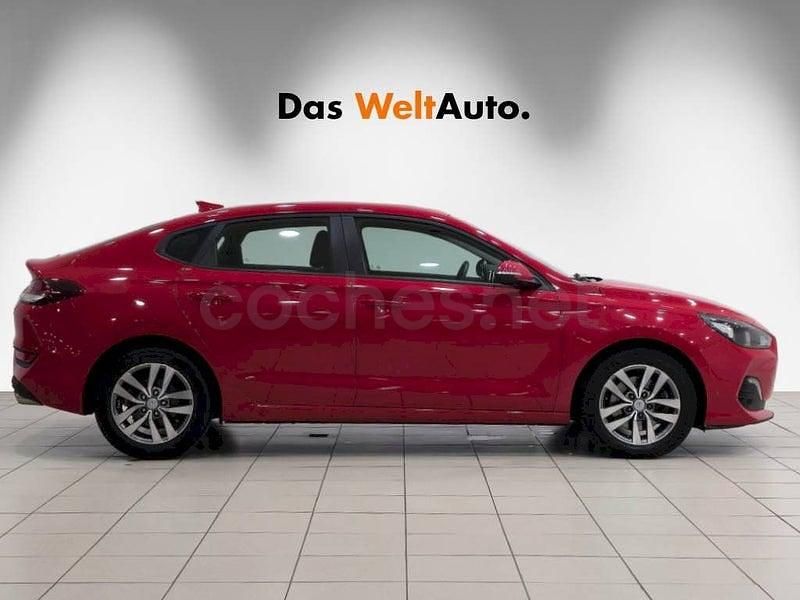 Usado Hyundai i30 120 CV (88 kW) 2019 Rojo Berlina
