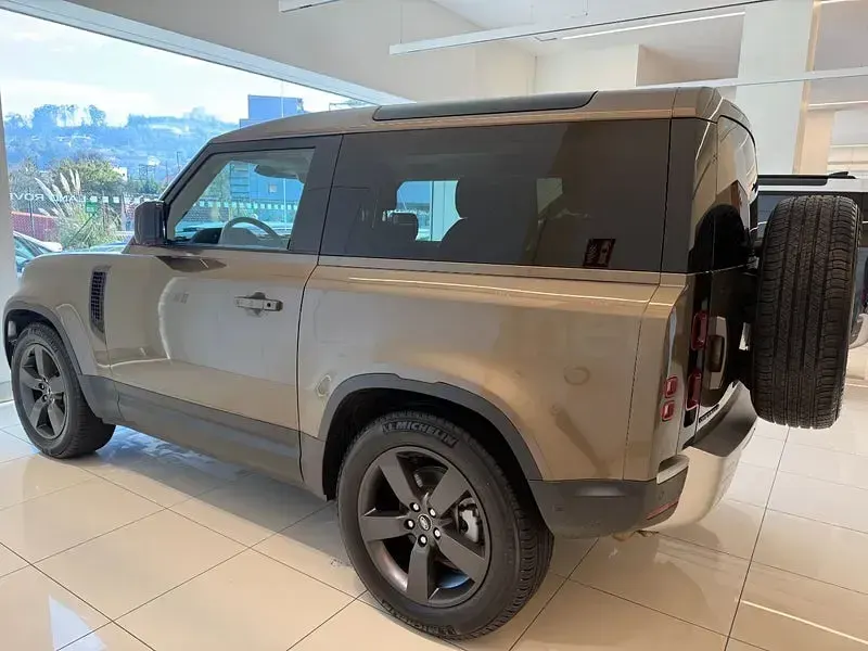 Käytetty Land Rover Defender S 249 HP (183 kW) 2024 Ruskea Katumaasturi