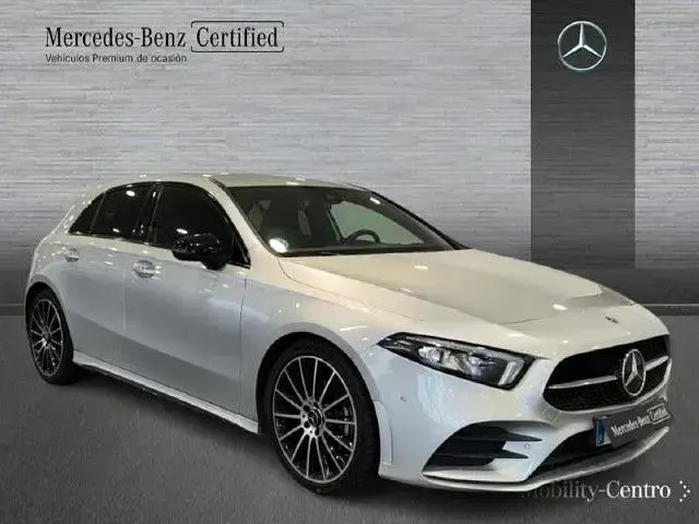 Usado Mercedes A180 AMG line 116 CV (85 kW) 2021 Iridiumsilber  metalliclack Berlina