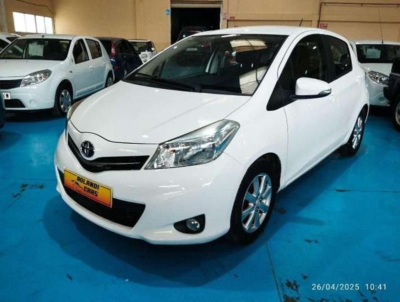Usado Toyota Yaris Active 99 CV (72 kW) 2014 Blanco Utilitario