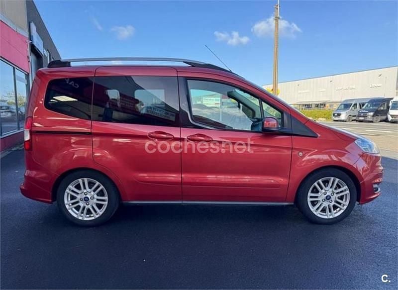 Usado Ford Tourneo Courier Ambiente 100 CV (73 kW) 2014 Rojo Monovolumen