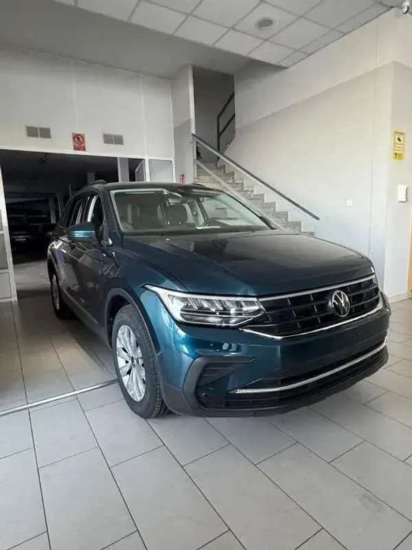 Usado VW Tiguan Life 150 CV (110 kW) 2023 Verde SUV