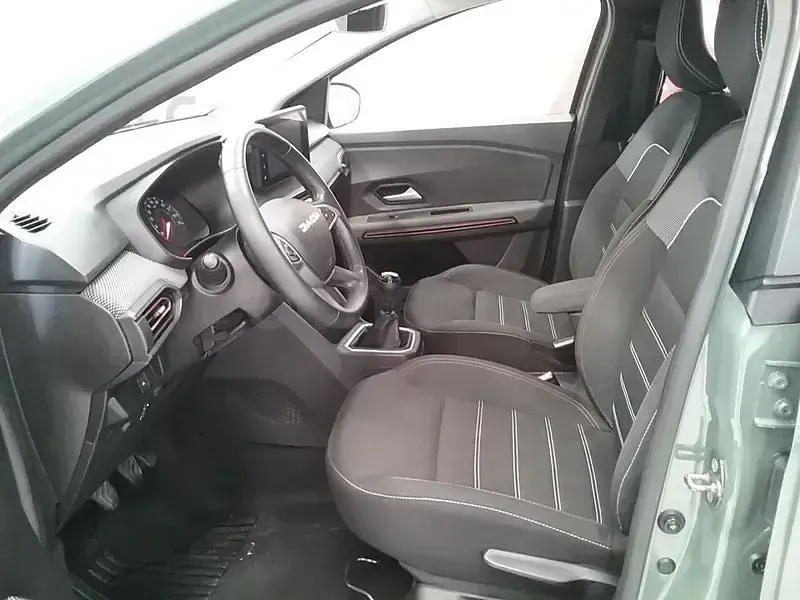 Usado Dacia Sandero Stepway 101 CV (74 kW) 2022 Verde Berlina