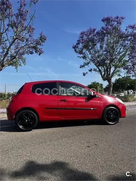 Usado Renault Clio II Expression 85 CV (62 kW) 2006 Rojo Berlina
