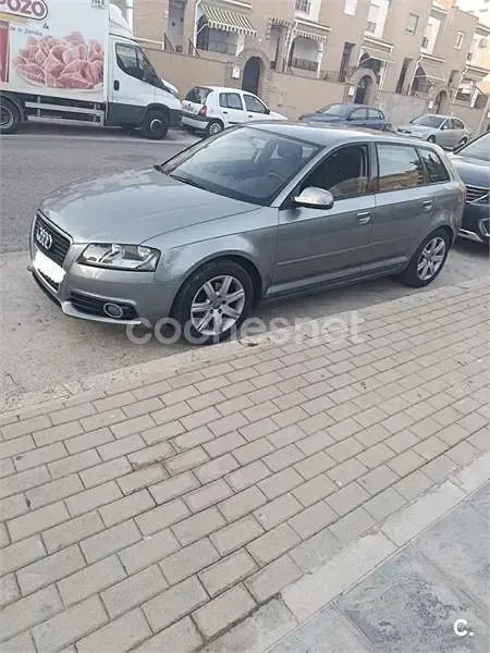 Usado Audi A3 Sportback Attraction 105 CV (77 kW) 2011 Gris / plata Utilitario