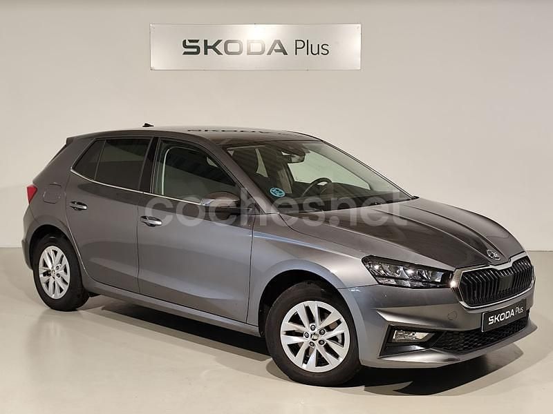 Gris / plata Usado 2024 Skoda Fabia Selection Berlina | 19.900 € (Buen precio) - Imagen 1/4