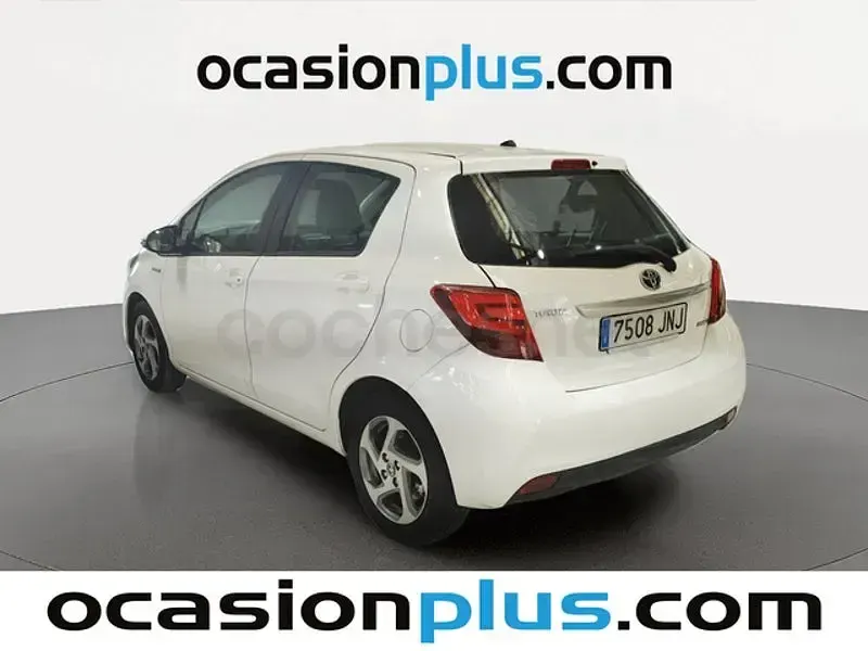 Usado Toyota Yaris Hybrid Active 100 CV (73 kW) 2016 Blanco Berlina