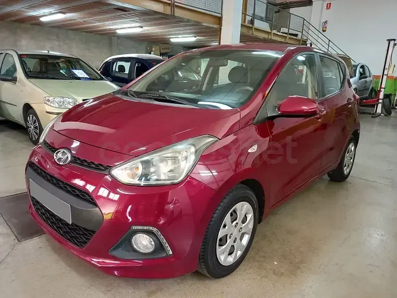 Usado Hyundai i10 66 CV (48 kW) 2014 Granate Utilitario