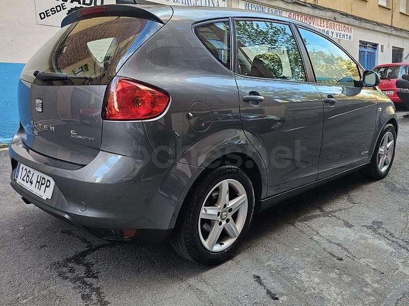 Usado Seat Altea Style 105 CV (77 kW) 2013 Violeta / lila Monovolumen