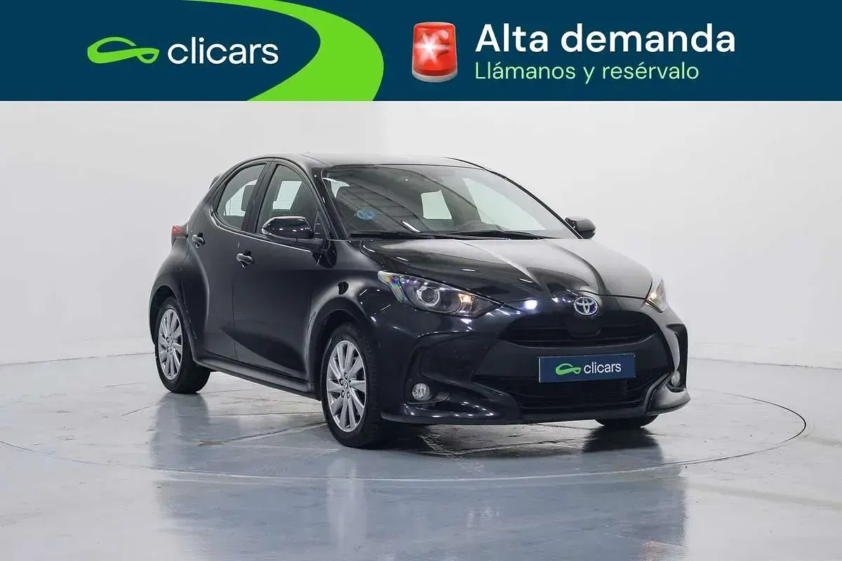 Usado Toyota Yaris Hybrid Active 75 CV (55 kW) 2022 Negro Berlina