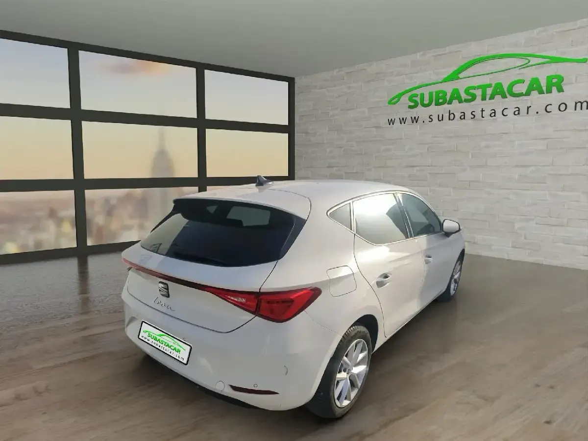 Usado Seat Leon Style 130 CV (95 kW) 2022 Blanco
