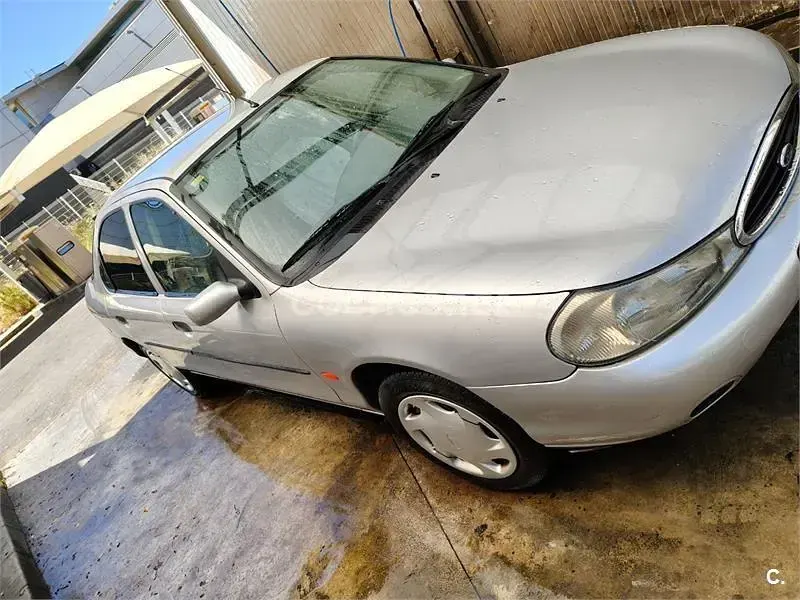 Usado Ford Mondeo Ambiente 90 CV (66 kW) 1999 Gris / plata Berlina
