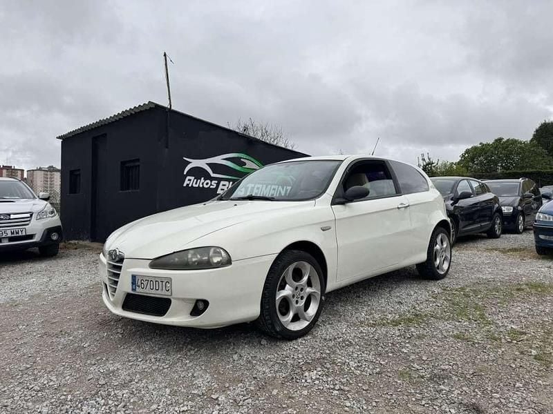 Usado Alfa Romeo 147 Distinctive 105 CV (77 kW) 2005 Blanco Utilitario