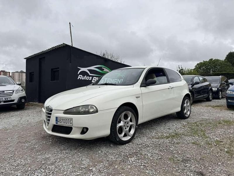 Blanco Usado 2005 Alfa Romeo 147 Distinctive Utilitario | 3490 € (Precio justo) - Imagen 1/4